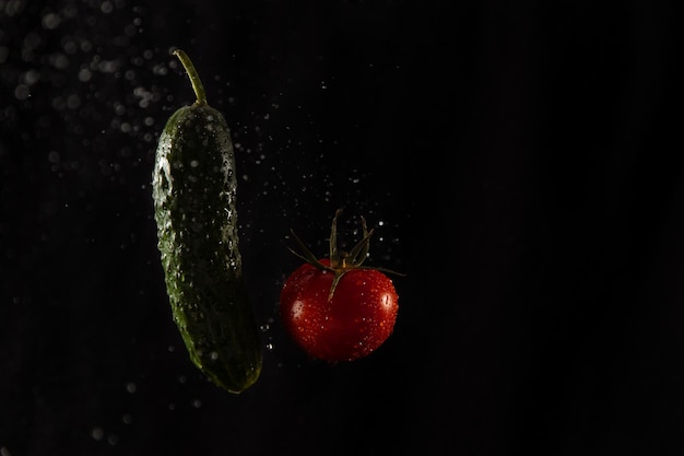 Pepino verde fresco y tomate