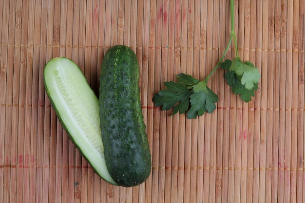 Pepino verde jugoso fresco sobre un fondo de madera Primer plano de un refrigerio saludable Concepto de comida saludable Vista desde arriba