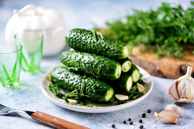 Pepinos caseros salazón rápida con eneldo, ajo y laurel