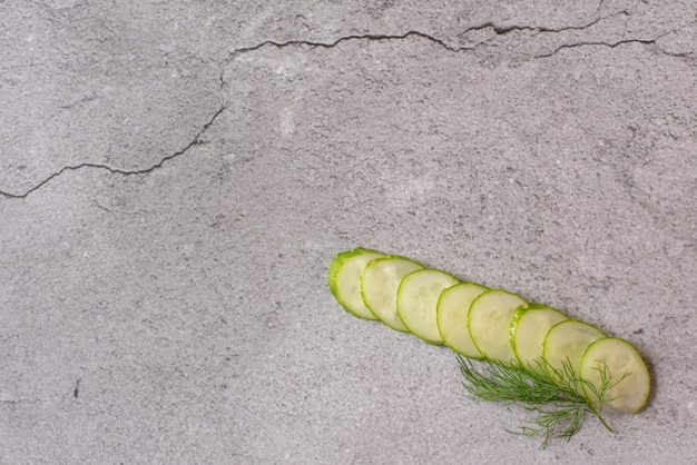 Pepinos Composición de rodajas de pepino, hierba de eneldo fresca y pimienta en grano negro