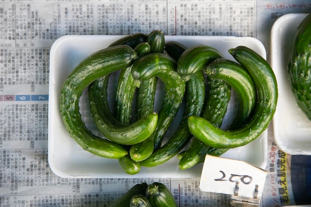 pepinos curvos japoneses en un mercado de frutas de Kioto en Japón