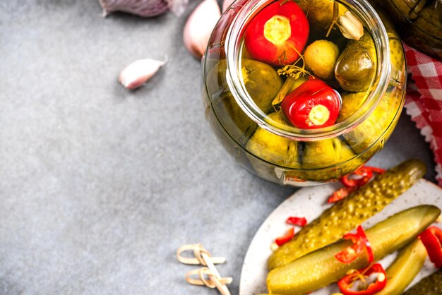 Pepinos de pepino em conserva com pimenta malagueta em pote de alimentos preservados saudáveis