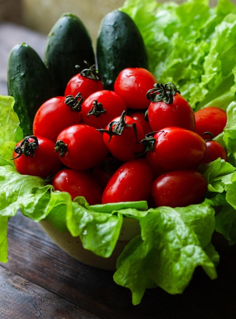 Pepinos de tomate cereja e alface verde Fotografia de alimentos closeup