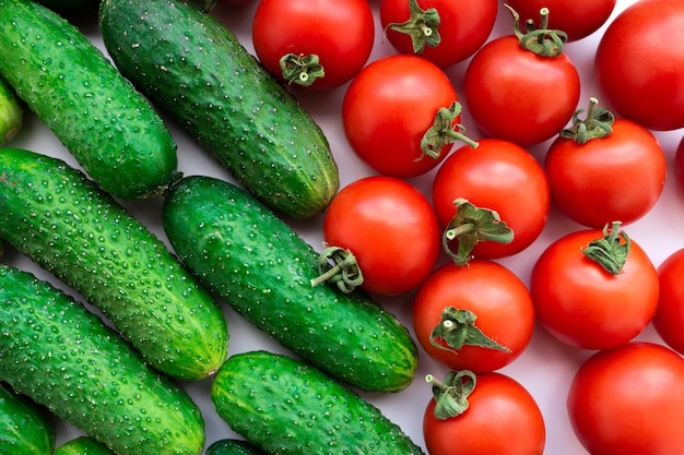 Pepinos e tomates frescos em cima da mesa Produtos naturais de vegetais orgânicos Vista de cima