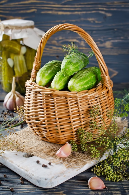 Pepinos em conserva na cesta