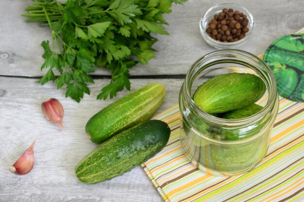 pepinos enlatados en tarro con ajo, pimienta negra y perejil