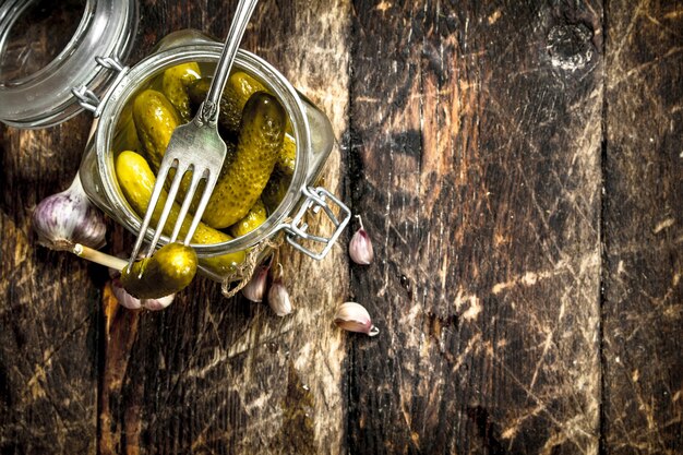 Pepinos en escabeche con hierbas y especias.