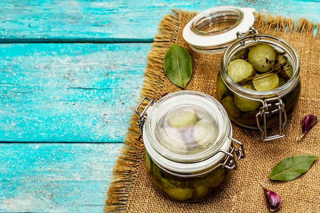 Pepinos en escabeche marinados con especias y hierbas