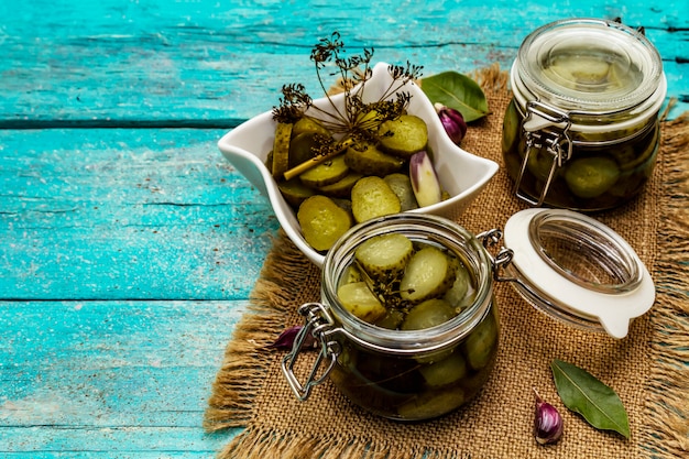 Pepinos en escabeche marinados con especias y hierbas