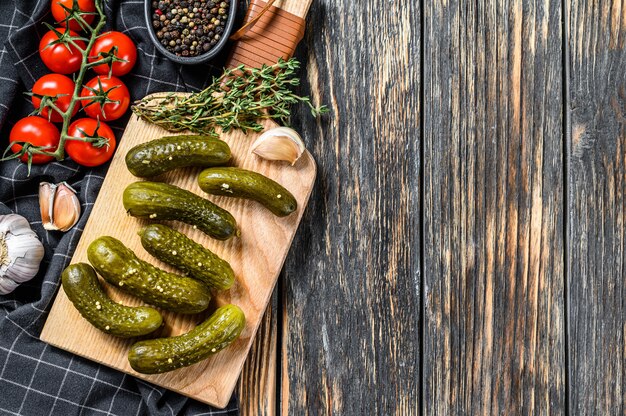 Pepinos en escabeche marinados con hierbas