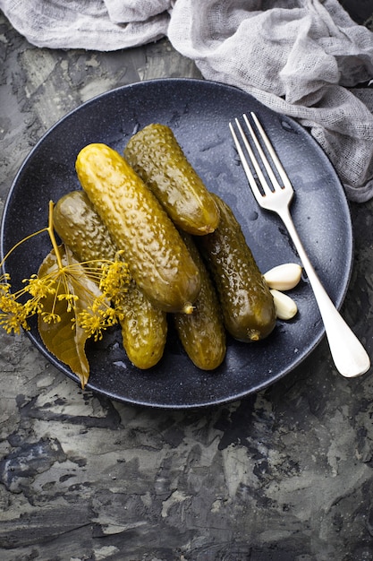 Pepinos en escabeche en plato negro