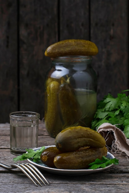 Pepinos en escabeche y vaso de vodka