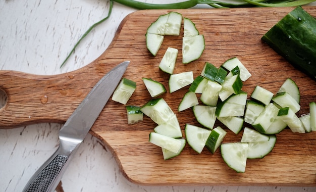 Pepinos frescos y en rodajas. Pepinos en rodajas sobre una tabla para cortar. pepinos para dieta y alimentación saludable.