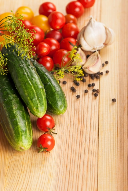 Pepinos frescos tomates de ramo de cereja e erva-doce