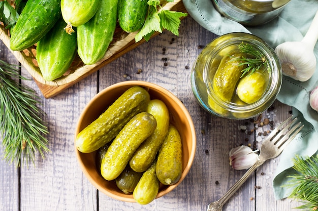 Pepinos marinados con ajo en tarros