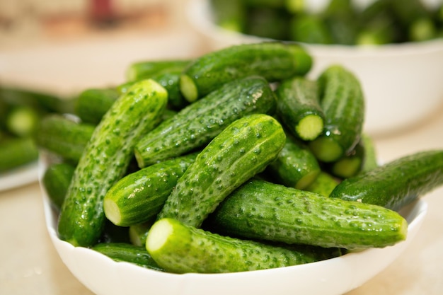 Pepinos orgánicos caseros en un plato