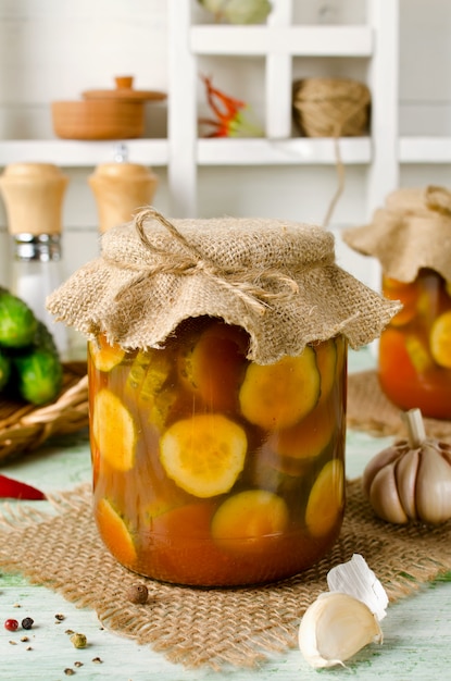 Pepinos picantes com alho em marinada de tomate