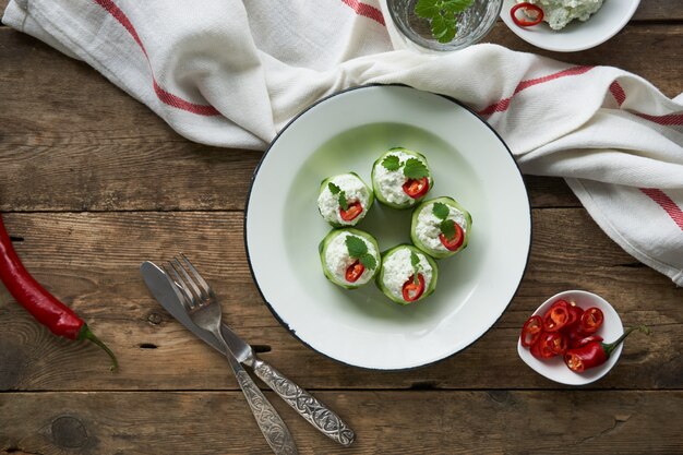 Pepinos rellenos con requesón, pimiento picante y ajo