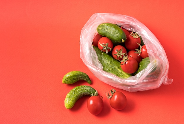 Pepinos y tomates en bolsa de plástico.