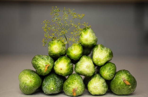 Foto pepinos verdes yacen en la superficie