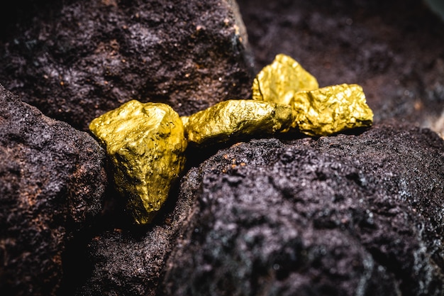 Foto pepita de ouro na mina, conceito de escavação de pedras preciosas