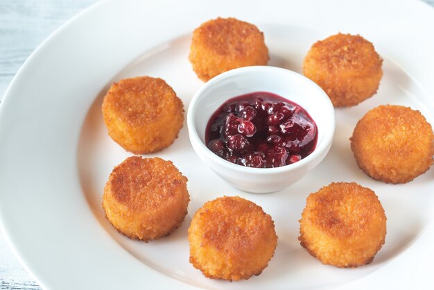 Pepitas de camembert con salsa de arándanos