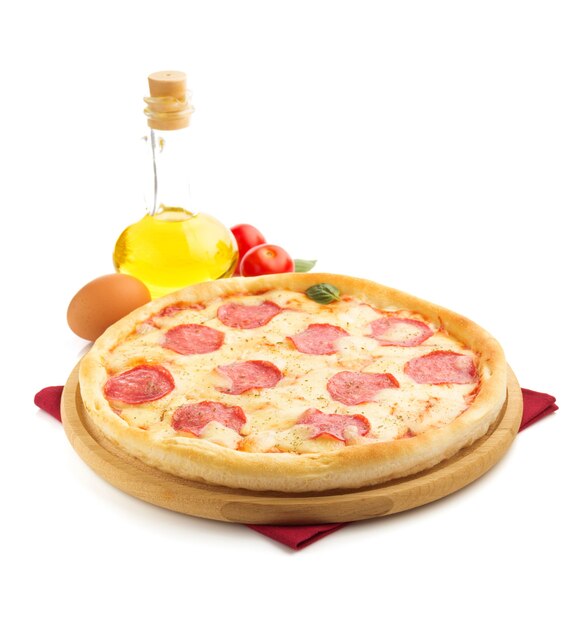 Pepperoni-Pizza lokalisiert auf Weiß