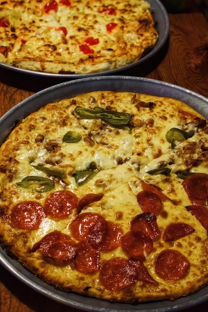 Pepperoni y pizza mexicana en bandeja de metal en el restaurante