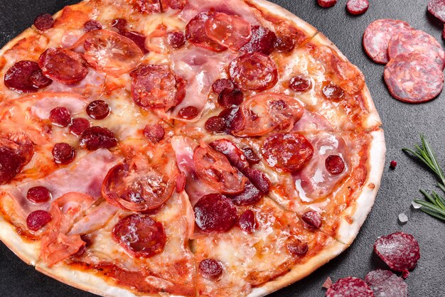 Pepperoni-Pizza mit Mozzarella-Käse, Salami, Tomaten, Pfeffer und Gewürzen. italienische Küche