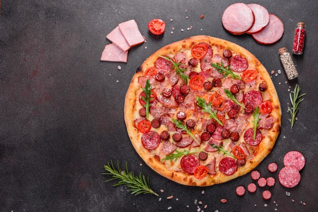 Pepperoni Pizza mit Mozzarella, Salami, Schinken. Italienische Pizza