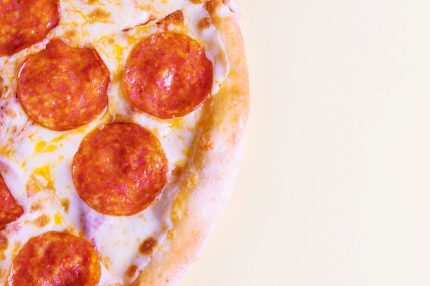 Foto pepperonipizza auf einem gelben hintergrund.