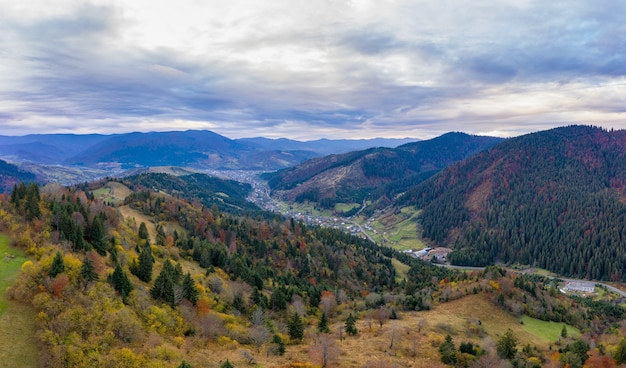 Pequeña aldea en un valle de montaña de los Cárpatos en un día de otoño en Ucrania en la aldea de Dzembronya