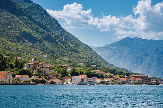 Pequena aldeia com casas antigas à beira-mar da Baía de Kotor em Montenegro