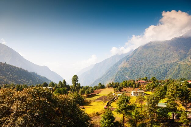 Pequena aldeia nas montanhas do Himalaia, Nepal. Vale Khumbu, Parque Nacional de Sagarmatha, Nepal. Paisagem de outono