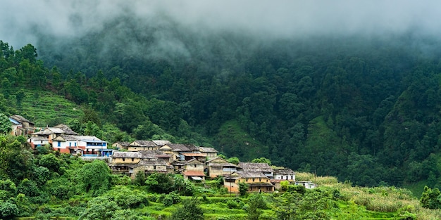 Pequena aldeia nas montanhas. Viajar no conceito de trekking de montanhas do Nepal e do Himalaia. Foto de estoque de paisagem