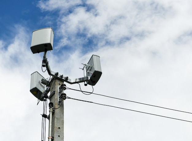 Pequeña antena móvil sobre poste de hormigón.