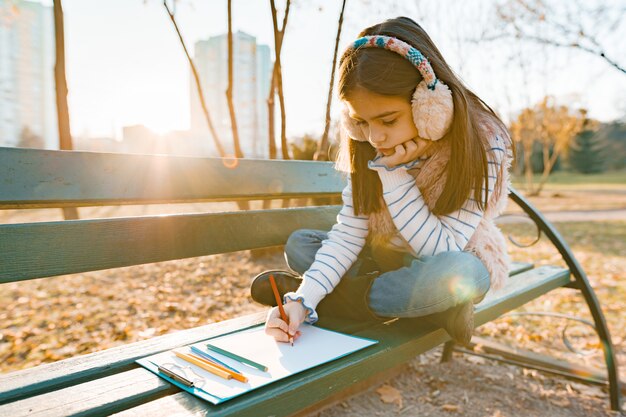 Foto pequeña artista hermosa dibujando con lápices de colores