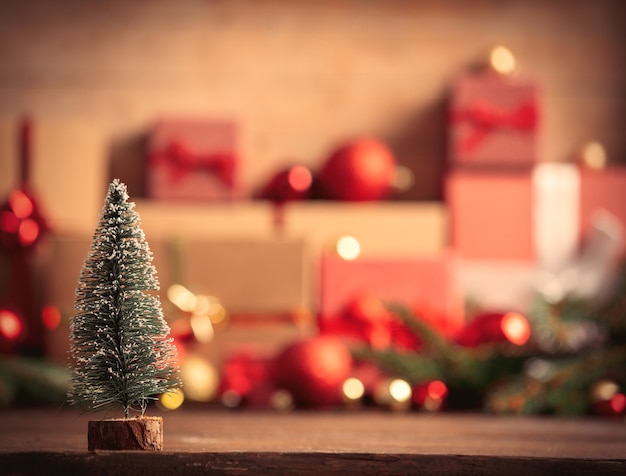 Pequena árvore de Natal e caixas de presente no fundo