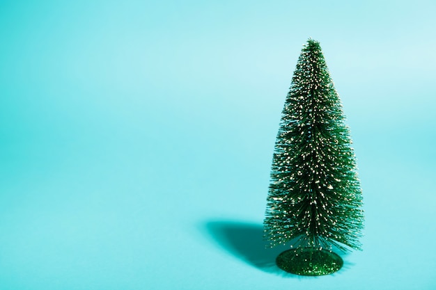 Pequena árvore de Natal em azul com espaço de cópia