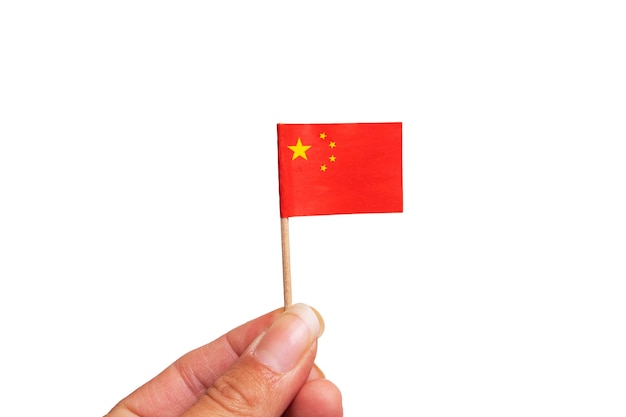 Pequena bandeira de China à disposição isolada no fundo branco