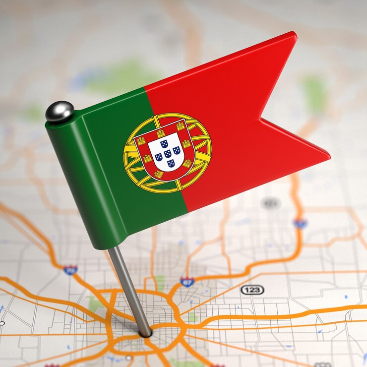 Foto pequena bandeira de portugal colada no plano de fundo do mapa com foco seletivo.