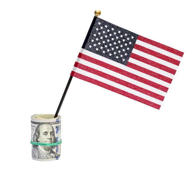 Foto pequeña bandera americana con rollo de billetes de dólar aislado en blanco