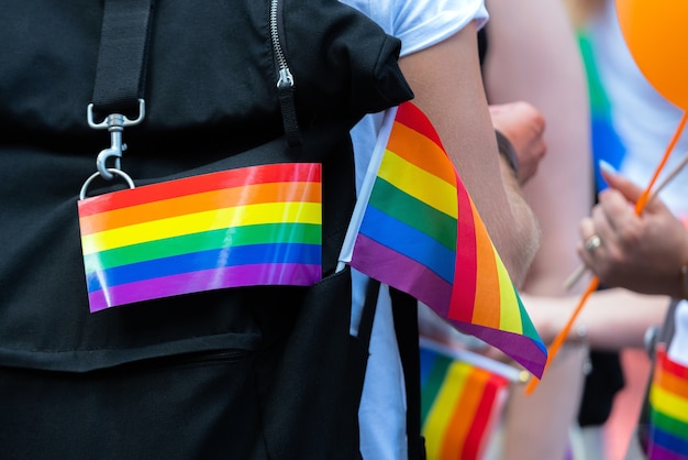 Foto pequeña bandera arcoíris apoyando a la comunidad lgbt en el evento del desfile gay