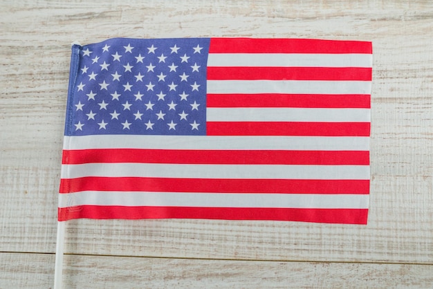 Pequeña bandera de Estados Unidos sobre un fondo de madera