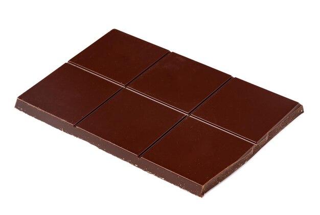 Pequeña barra de chocolate aislada sobre un fondo blanco