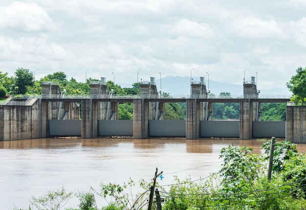 Pequena barragem que fechou o portão