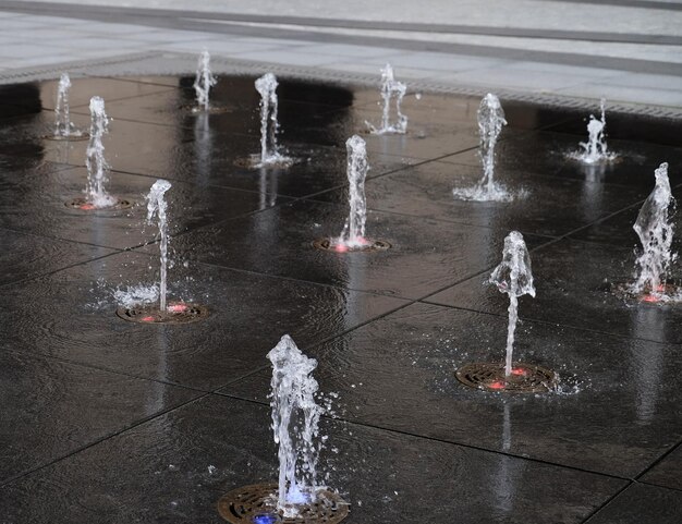 Pequena bela fonte ao ar livre na rua