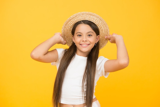 Pequena beleza no chapéu de palha Ela merece um bom descanso Acampamento de verão para crianças Estilo de praia para crianças Guarda-roupa de viagem O chapéu Panamá será útil neste verão Roupa de férias de verão Moda de verão para meninas adolescentes