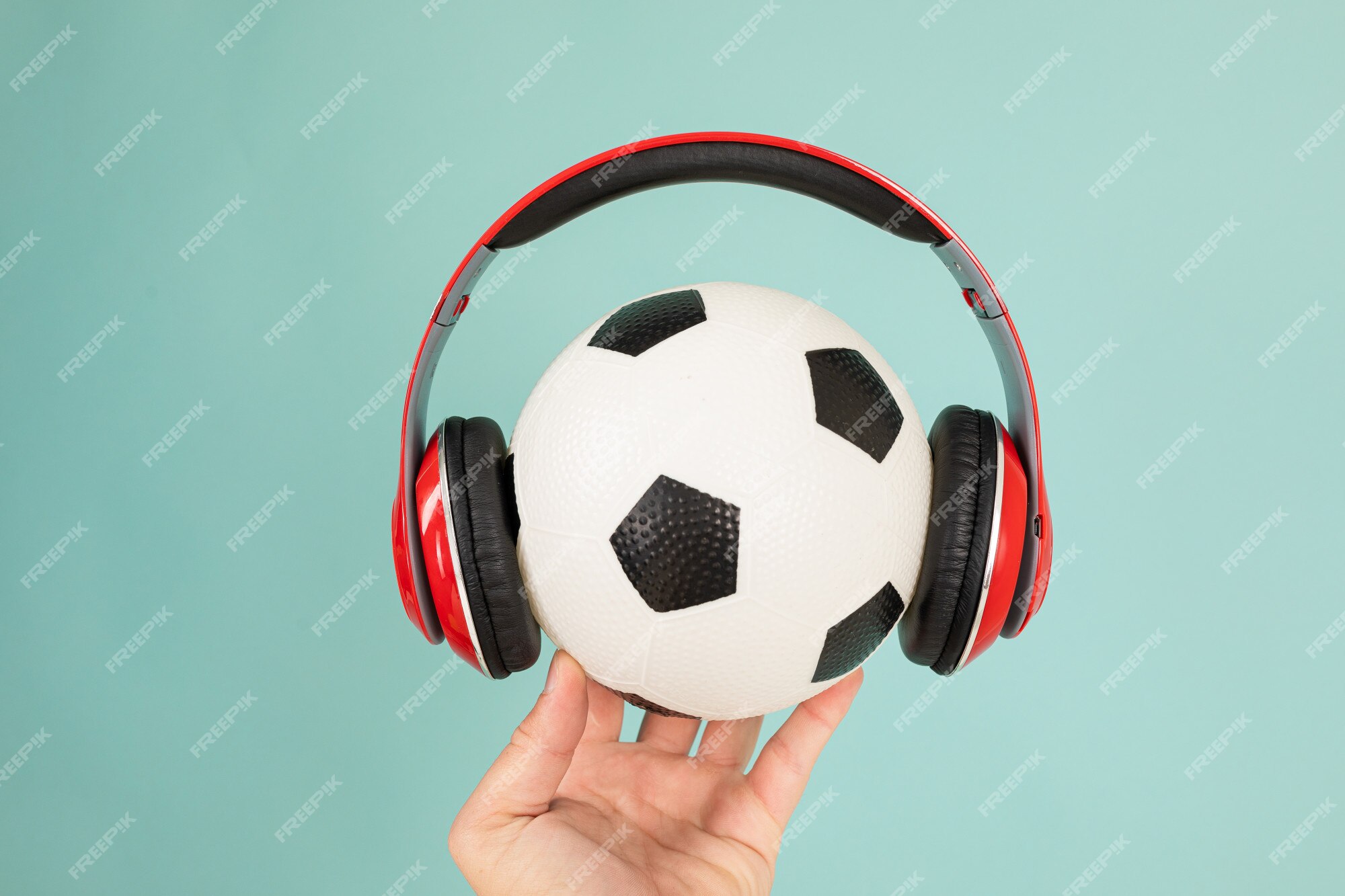 Bola Com Os Fones De Ouvido Para Coisas Do Jogador Da Música E De Futebol,  Foto Longa Foto de Stock - Imagem de cones, conceito: 120997916