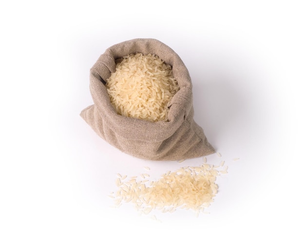 Pequeña bolsa de arroz sobre un fondo blanco.